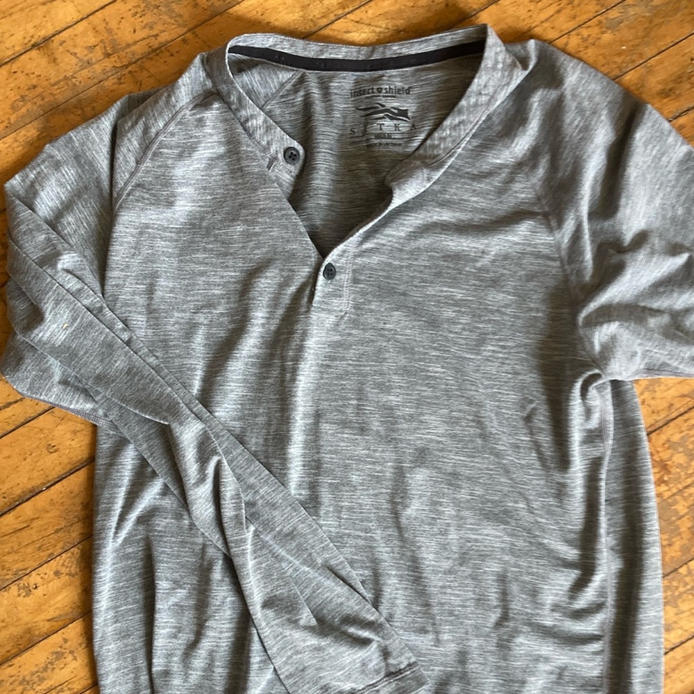 EUC Men's Long Sleeve Gray Henley Shirt